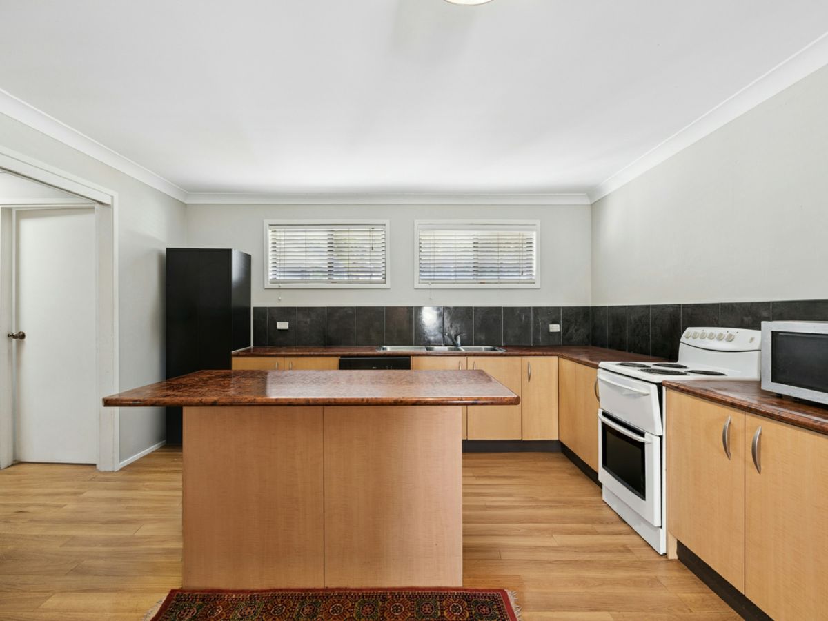 4 Hillcrest Avenue, Tacoma - image 2