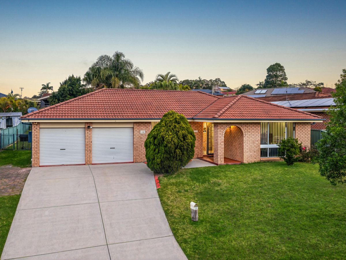 15 Holly Close, Lake Haven - image 1