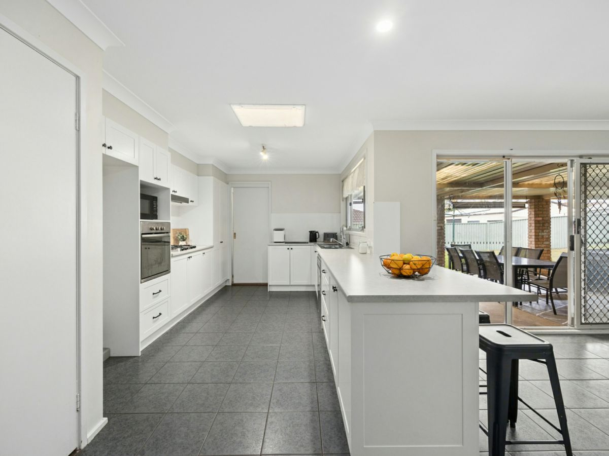 15 Holly Close, Lake Haven - image 3