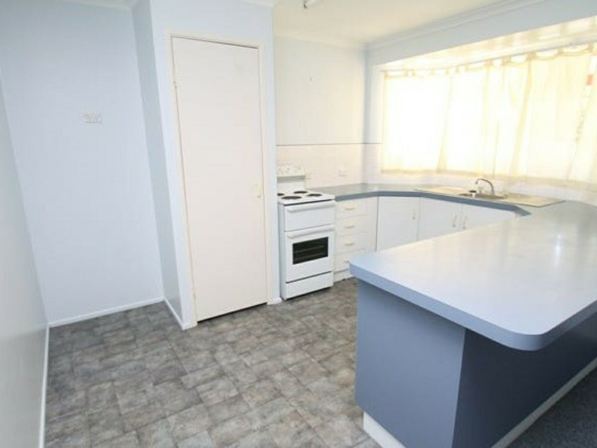 77 Aramac Drive, Clinton - image 2