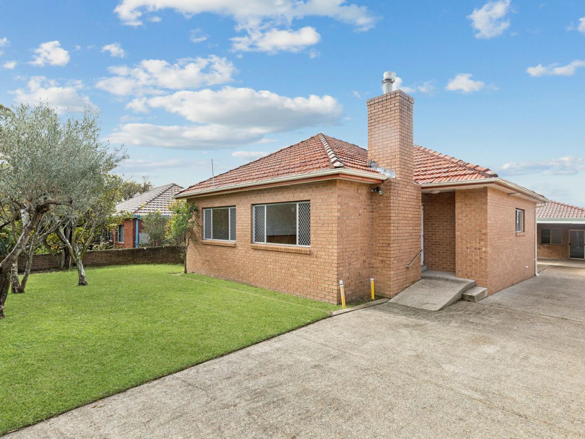 33 Waratah Parade, Narraweena - image 1