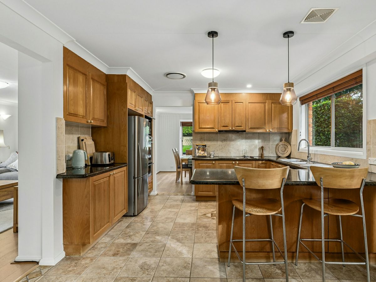 8 Oxford Falls Road, Beacon Hill - image 2