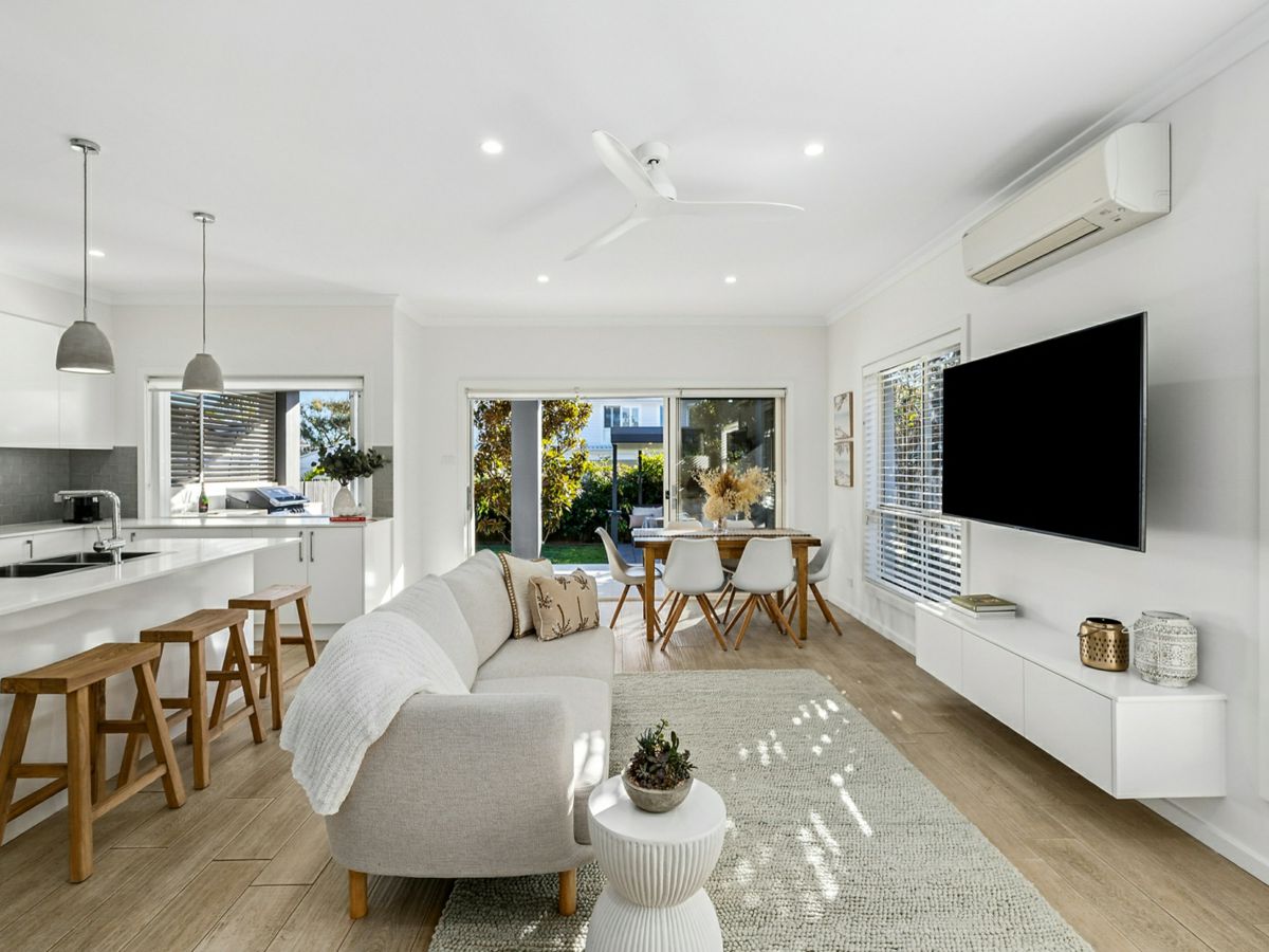 8 Essilia Street, Collaroy Plateau - image 1