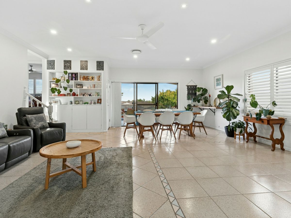 21 Waratah Parade, Narraweena - image 2