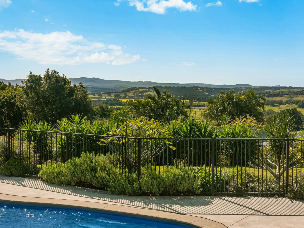 44 Whispering Valley Drive, Richmond Hill - image 3
